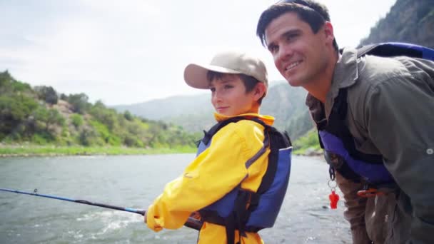 Menino aprendendo pesca com o pai — Vídeo de Stock