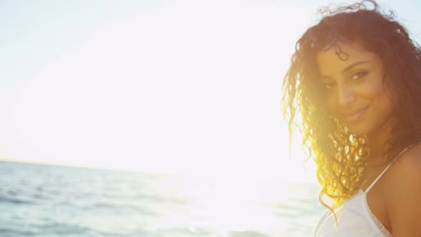 Chica hispana sonriente en la playa — Vídeos de Stock