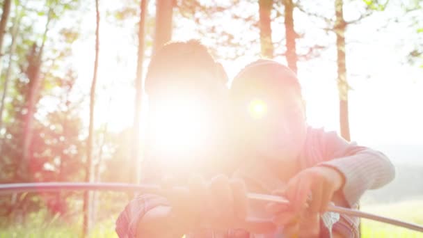 Pappa och dotter uppföra tält — Stockvideo