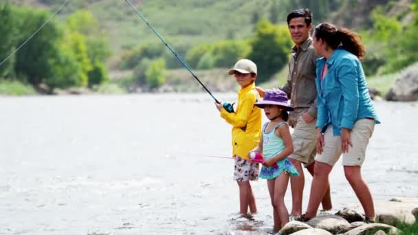 Pesca familiar en el río Colorado — Vídeos de Stock