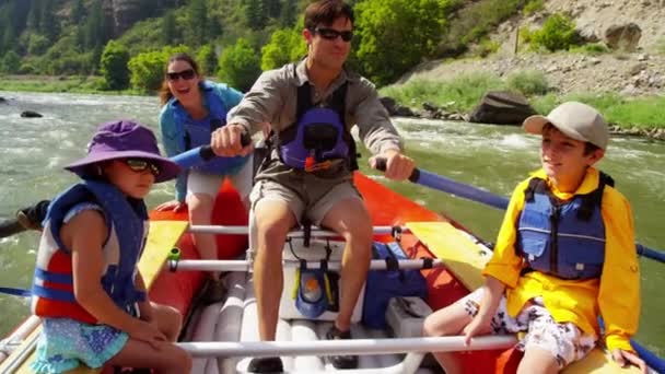 Rodina si, rafting na řece — Stock video