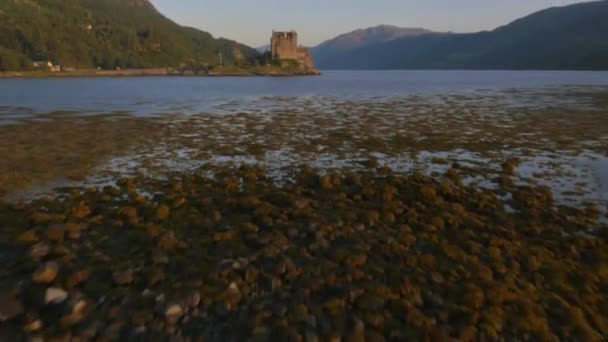 Château d'Eilean Donan au coucher du soleil — Video
