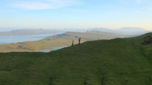 Gente caminando en la colina de Trotternish Ridge — Vídeo de stock