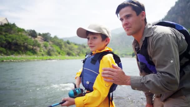 Eltern und Sohn angeln auf dem Fluss — Stockvideo