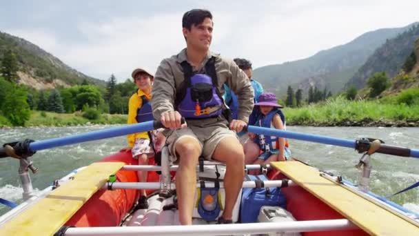 Familia teniendo viaje en el río Colorado — Vídeo de stock