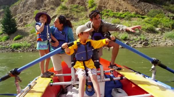 Familia teniendo viaje en el río Colorado — Vídeo de stock