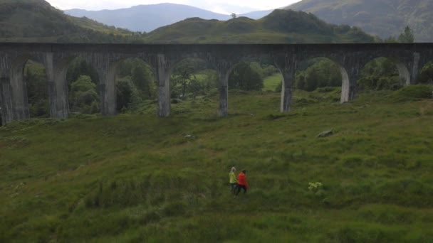 People by Glenfinnan railway Viaduct — Stock Video