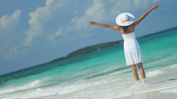 Girl walking barefoot by ocean — Stock Video