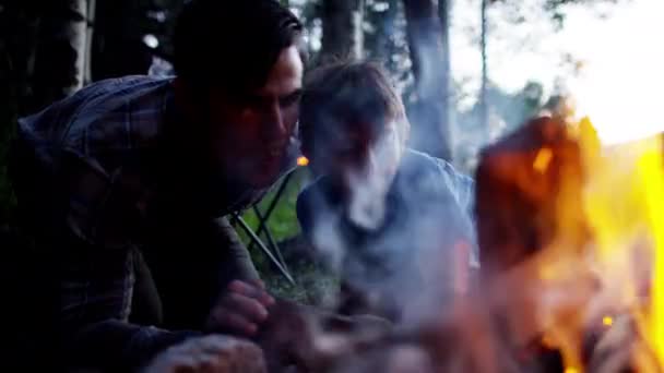 Tată cu fiu și fiică făcând foc de tabără — Videoclip de stoc