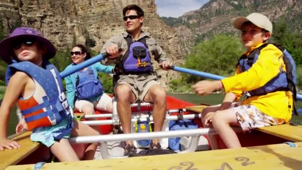 Familia disfrutando del rafting — Vídeos de Stock