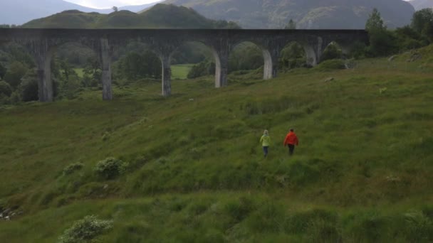 Couple by Glenfinnan steam railway Viaduct — Stock Video