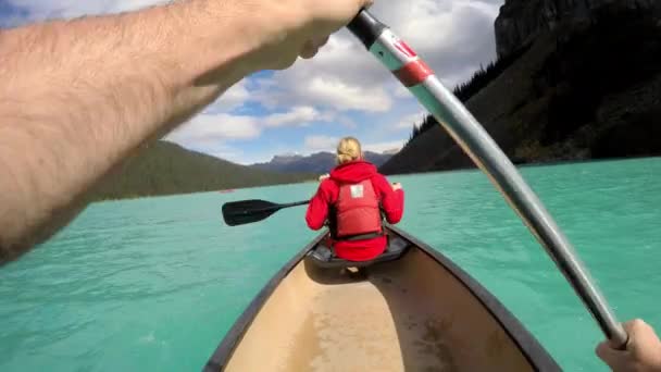 Casal de caiaque no Lago Louise — Vídeo de Stock