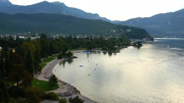 Město Riva a jezero Garda — Stock video