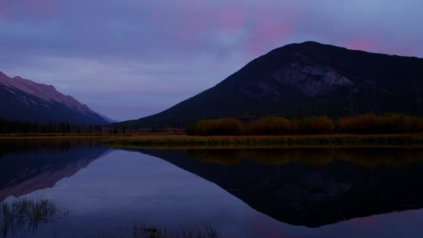 Lago de montaña en el otoño — Vídeo de stock