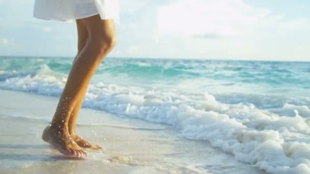 Girl walking barefoot on beach — Stock Video