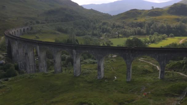 Pareja por Glenfinnan ferrocarril Viaducto — Vídeo de stock