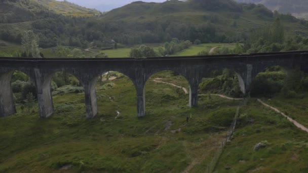 Couple by Glenfinnan railway Viaduct — Stock Video