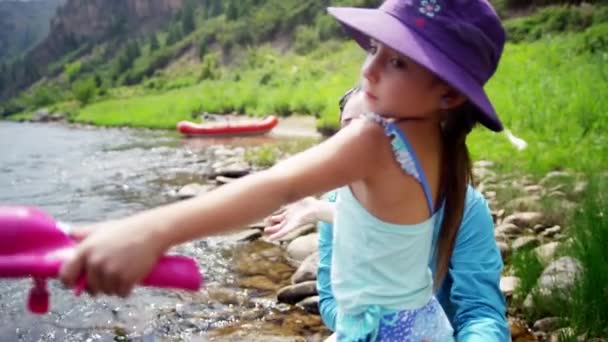Anya tanítás lánya, horgászat — Stock videók