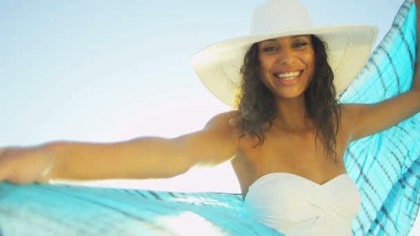 Portrait de femme en maillot de bain sur l'île — Video