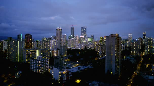 De skyline van de stad in Vancouver in de schemering — Stockvideo