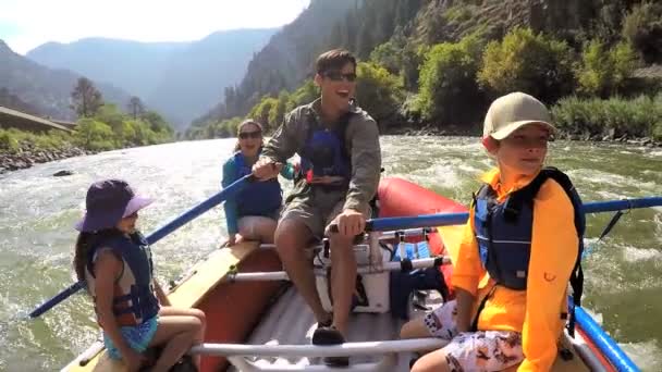 Family rafting on Colorado River — Stock Video