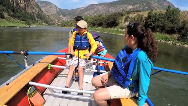 Padres y niños rafting en el río — Vídeo de stock