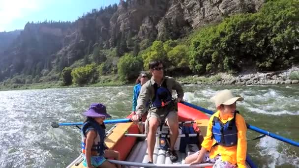 Rafting familiar en el río Colorado — Vídeo de stock