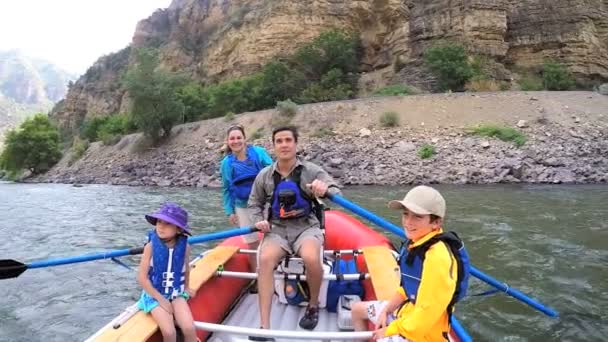 Padres e hijos disfrutando del rafting — Vídeo de stock