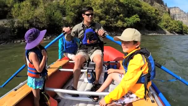 Padres e hijos disfrutando del rafting — Vídeo de stock