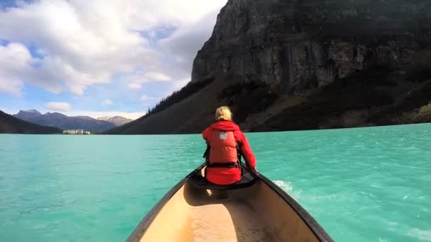 Lake Louise üzerinde kadın kanosu — Stok video