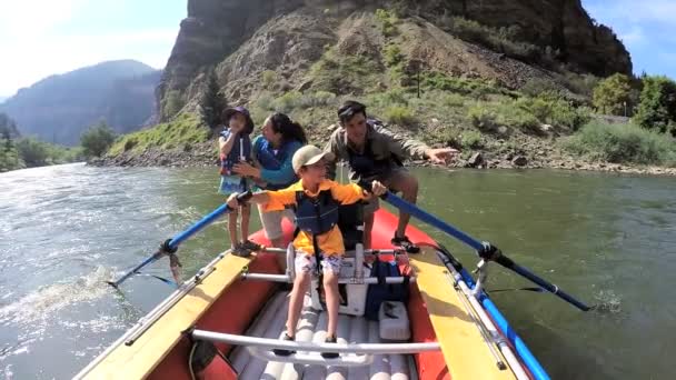 Семейный рафтинг на реке Колорадо — стоковое видео
