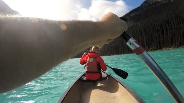 Pareja Kayak lago Louise — Vídeos de Stock