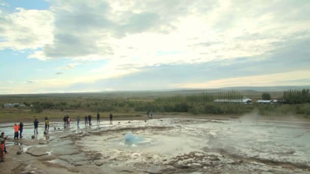 Strokkur 간헐천, 아이슬란드 — 비디오