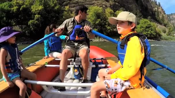 Familie genieten van rafting op de rivier — Stockvideo