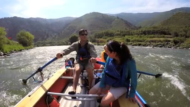 Familia divertirse viaje en río — Vídeos de Stock