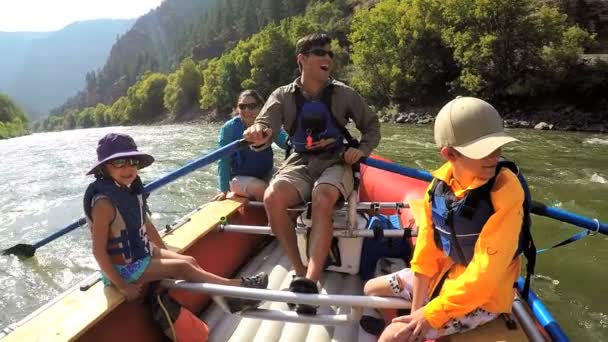 Familie genieten van rafting op de rivier — Stockvideo