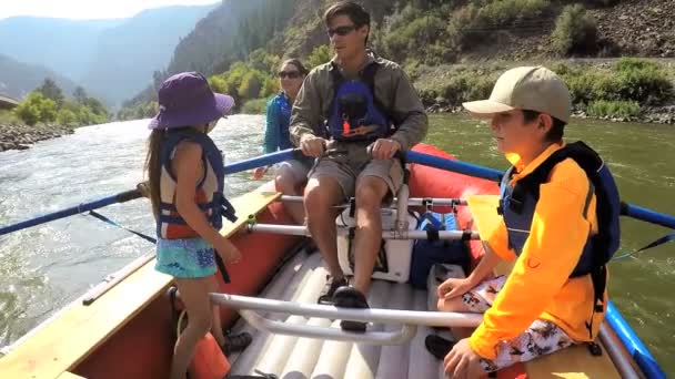 Pais e filhos desfrutando rafting — Vídeo de Stock