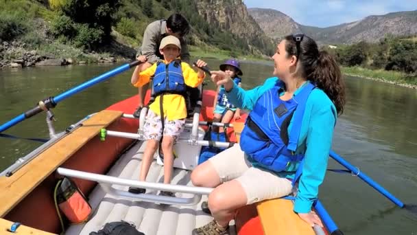 Familie raften op de rivier de Colorado — Stockvideo