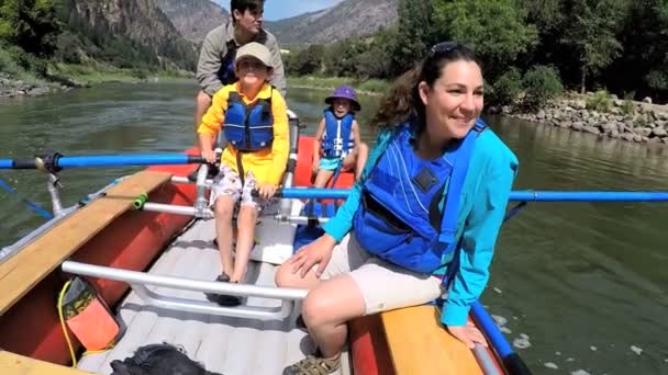 Familia teniendo viaje en el río Colorado — Vídeo de stock