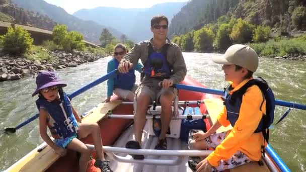 Family rafting on Colorado River — Stock Video