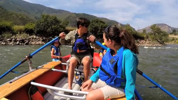 Rafting familiar en el río Colorado — Vídeo de stock