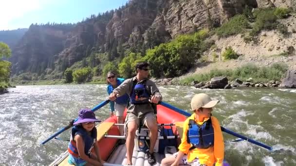 Familie raften op de rivier de Colorado — Stockvideo