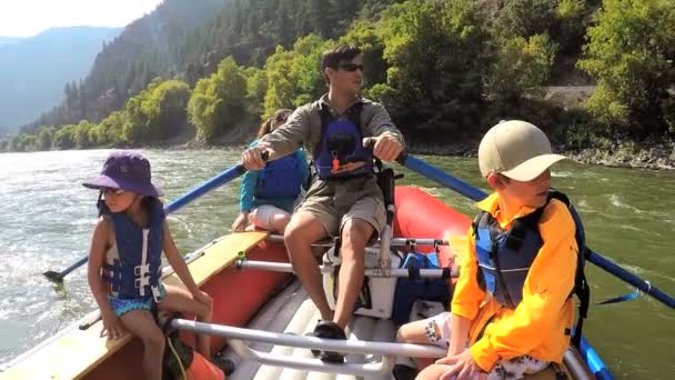 Family rafting on Colorado River — Stock Video