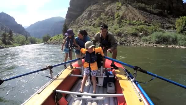 Familjen ha resa på Coloradofloden — Stockvideo