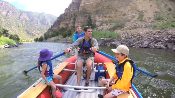 家庭在科罗拉多河上漂流 — 图库视频影像