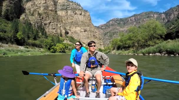 Familia disfrutando del rafting — Vídeo de stock