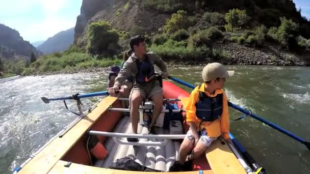 Rodzina spożywająca, rafting na rzece — Wideo stockowe