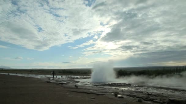 Strokkur geiser, IJsland — Stockvideo