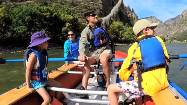 Ouders en kinderen rafting op de rivier — Stockvideo