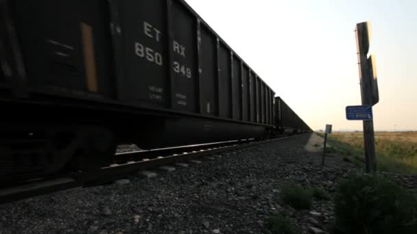 柴油货运火车机车附近烟囱岩 — 图库视频影像